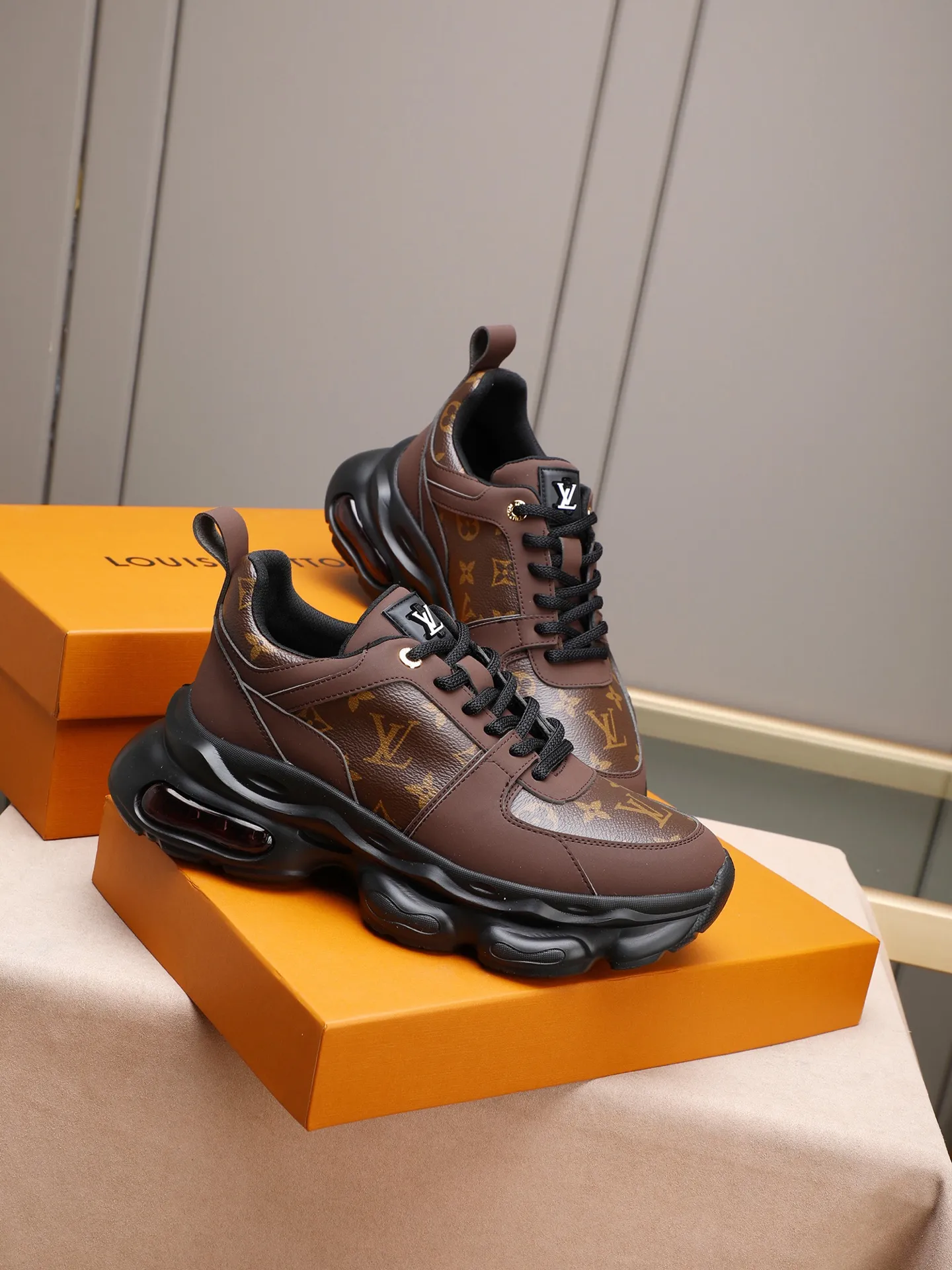 Men's shoes 💰460 [LV] Made of imported L special materials spliced ​​with cowhide and comfortable mesh lining. Private molded foam air cushion outsole, super light and comfortable on the feet! Perfect last shape, generous and fashionable design, 5 colors available! Code number: 38–44 (45 customized